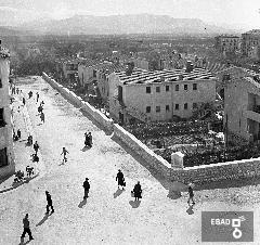 Panoramica delle palazzine U.N.R.R.A. C.A.S.A.S.. Dopo la sistemazione del  muro di cinta, fu  posizionata una nicchia contenente la Madonnina della Rinascita cos chiamata per indicare a futura memoria che dalle ceneri della guerra erano rinate abitazioni costruite con materiali delle antiche case bombardate in tutto il paese.