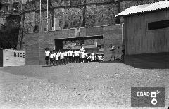 Ingresso stabilimento balneare "Colonia Marina Mussolini", bambini accompagnati dalle educatrici.
La foto  stata scattata a Salerno nel 1937-1943 da una barca antistante lo stabilimento balneare Mussolini della colonia marina Mussolini. L'ingresso dello stabilimento era all'inizio da Via Ligea di fronte al mercato del pesce che si intravede sullo sfondo. Nota a cura di Massimo La Rocca]