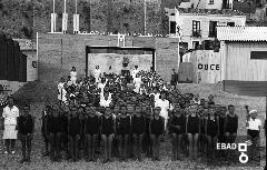 Bambini ed educatrici in costume da bagno in posa.
La foto  stata scattata a Salerno nel 1937-1943 da una barca antistante lo stabilimento balneare Mussolini della colonia marina Mussolini. L'ingresso dello stabilimento era all'inizio da Via Ligea di fronte al mercato del pesce che si intravede sullo sfondo. Nota a cura di Massimo La Rocca]