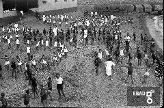 Attivit di svago sulla spiaggia.
La foto  stata scattata a Salerno nel 1937-1943 da una barca antistante lo stabilimento balneare Mussolini della colonia marina Mussolini. Stabilimento situato immediatamente ad ovest del molo 3 gennaio che si trovava alle spalle del fotografo. Oggi il luogo risulta profondamente cambiato e l'asfalto ha sostituito la spiaggia. Nota a cura di Massimo La Rocca]