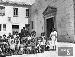 Bambini, educatrici e parroco all'ingresso del complesso monumentale di Sant'Antonio