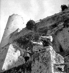 Bambini con archi e frecce in posa sui contrafforti del castello Colonna affacciati su Salita Ripa, anni 50