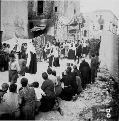 Passaggio del SS. Sacramento durante la processione del Corpus Domini in via Castello, anni 60