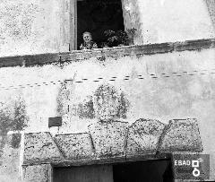 Portale con stemma del Palazzo Martucci su Via Castello,  anni 50