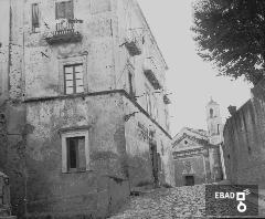 Facciata su Via Castello del palazzo nobiliare della famiglia Martucci (XV secolo) e sullo sfondo la cappella di Santa Maria ad Intra,  Anni 50