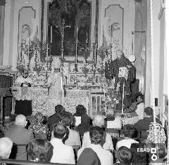 Autorit religiosa che celebra la messa nella chiesa delle monache benedettine