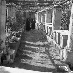 Suore nel giardino interno del monastero