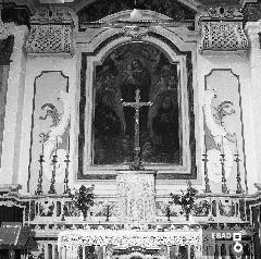 Particolare dell'altare maggiore della Chiesa e del sovrastante dipinto del '700 raffigurante l'Incoronazione della Vergine con San Antonio Abate e San Romualdo, San Benedetto e Santa Scolastica