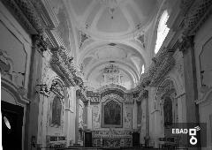 Interno della chiesa in stile barocco. Visibile l'altare maggiore e  le gelosie in legno intarsiato