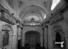 Interno in stile barocco della chiesa, con vista rivolta verso l'ingresso