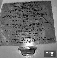 Lapide nell'atrio del monastero a ricordo della visita di Maria Carolina d'Austria, regina di Napoli, in occasione della "Persanicam Venationem" del consorte Re Ferdinando IV, nel 1774.