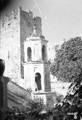 Campanile della chiesetta di S. Maria ad Intra, ai piedi del Castello, e vista della torre quadrata del Castello Colonna, anni 40