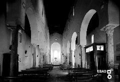 Interno a tre navate della chiesa di San Pietro alli Marmi