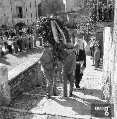 Deposizione di una corona  davanti all'abitazione di Vincenzo Giudice, Maresciallo della Finanza, Medaglia d'Oro al valore militare in via Sant'Angelo