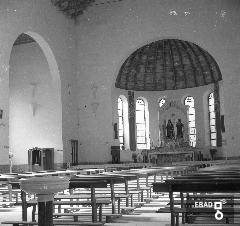 Interno a una sola navata del santuario dei SS.Cosma e Damiano con vista delle statue dei Santi