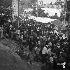 Venditori ambulanti in via Santa Sofia in occasione della festa dei Santi Cosma e Damiano, anni 60