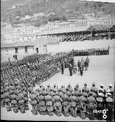 Plotoni militari ed autorit nel piazzale di una caserma.
Dovrebbe essere una manifestazione della 222 divisione di difesa costiera. Al centro il gen. Gonzaga che ne era alla guida. [Nota di Giuseppe Nappo]