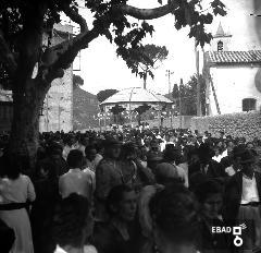Festa dei Santi Cosma e Damiano nel piazzale antistante il Santuario, anni 60