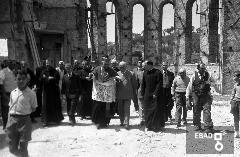 Autorit religiose e civili all'interno del santuario in costruzione dei SS. Cosma e Damiano