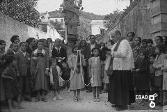 Fedeli con centa e sacerdote in via San Pietro alli Marmi, anni 50