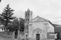 La facciata e il campanile della chiesetta  dei SS. Cosma e Damiano
