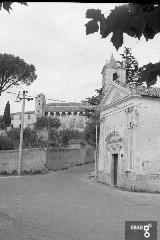 Esterno della chiesetta dei SS. Cosma e Damiano. Sullo sfondo la badia di San Pietro alli Marmi