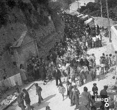Fedeli in via Santa Sofia  durante la festa dei SS. Cosma e Damiano, anni 60