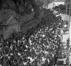 Fedeli al seguito della processione dei SS. Cosma e Damiano in via Santa Sofia, anni 60