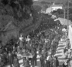 Statua dei SS. Cosma e Damiano in processione in via Santa Sofia, anni 60