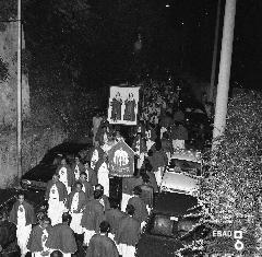 Processione del quadro che riproduce i  SS. Cosma e Damiano  in via Santa Sofia, anni 70