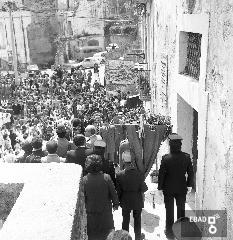 Deposizione di una corona davanti all'abitazione di Vincenzo Giudice in via Sant'Angelo