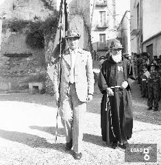 Frate con ex militare portabandiera alla commemorazione di Vincenzo Giudice in Piazza Porta Dogana