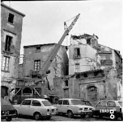 Demolizione della casa Conversano in piazza Porta Dogana, a seguito del sisma del 1980