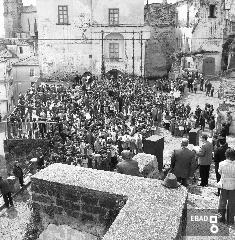 Folla partecipante alla celebrazione del 25 aprile in piazza Porta Dogana