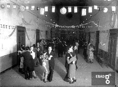 Festa di ballo di Carnevale nel salone al piano superiore dell'ex municipio sito nel complesso monumentale di san Francesco