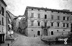 Piazza Pendino e via Francesco La Francesca con Palazzo Principe Strongoli Pignatelli Ferrara