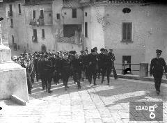 Autorit politiche e militari ed esponenti della Federazione Provinciale del Partito Nazionale Fascista  in corteo nella via Roma