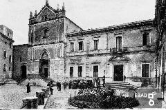 Complesso monumentale  e chiesa di San Francesco su via Roma.Riproduzione di cartolina