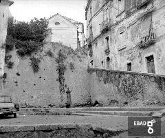 Suggestivo scorcio di Piazza San Lorenzo con fontana in ghisa