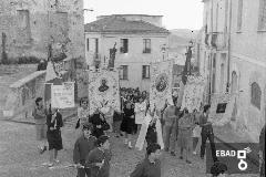 Ecclesiastici e fedeli  in processione in Via Roma