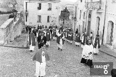 Ecclesiastici e fedeli  accompagnano la processione del venerdì santo in Via Roma.