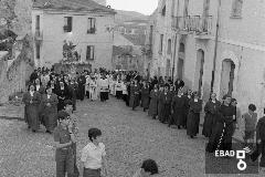 Ecclesiastici e fedeli  accompagnano la processione della statua della Madonna della Piet in Via Roma