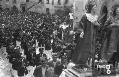 Folla di fedeli che accompagna i Santi Cosma e Damiano in Via La Francesca