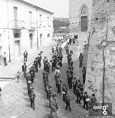 Banda musicale e scolaresche al seguito in via Roma