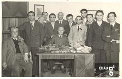 Gruppo di persone 21 maggio 1951 per Angelo Sciacchitano con affetto e stima ????????