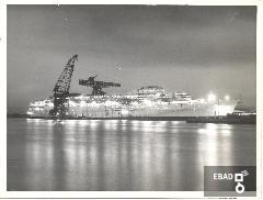 Nave Camberra  Il Camberra  costatato 15 milioni di sterline e fu inaugurato a Belfast a Marzo 1960 dalla Signora Pattie Menzies, moglie del primo ministro australiano.  la nave pi grande a esser costruita sotto il regno della Regina Madre e la Regina Elisabetta e pu ospitare 600 persone in prima classe, 1650 passeggeri di classe turistica e 1000 persone per l'equipaggio. Viene utilizzata per le corse dal Regno Unito all'Australia,  dotata di aria condizionata per il massimo conforto dei passeggeri per tutte le condizioni meteorologiche.