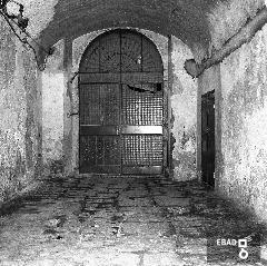 Ingresso del palazzo Perretta che si trova in largo San Lorenzo