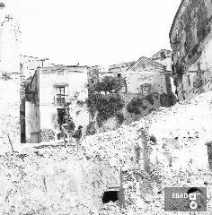 Rovine di un palazzo abbattuto in Via Roma. Alle spalle si intravede la chiesa di San Lorenzo