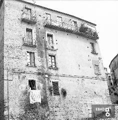Facciata laterale del Palazzo Perretta in largo San Lorenzo