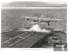 Aereo da guerra britannico  Aereo che testa un nuovo ponte di lancio su una portaerei